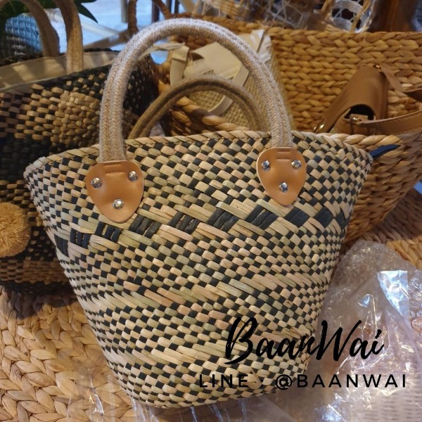 กระเป๋าสานจากวัสดุธรรมชาติ