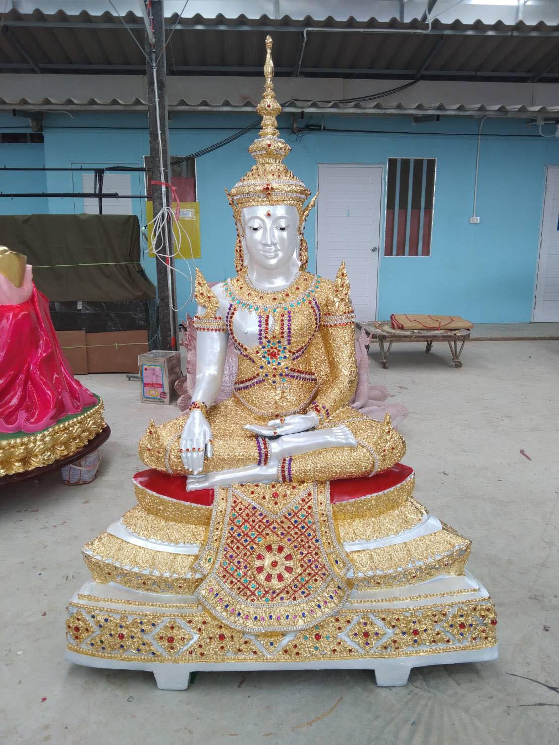 พระอริยเมตตรัย หน้าตัก 30 นิ้ว สูง 2เมตร