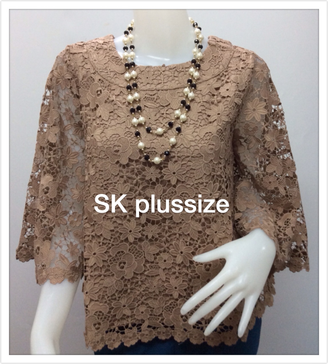 เสื้อลูกไม้ ทรงเอ สีน้ำตาล คอปาด แขนบาน รอบอก 38 นิ้ว