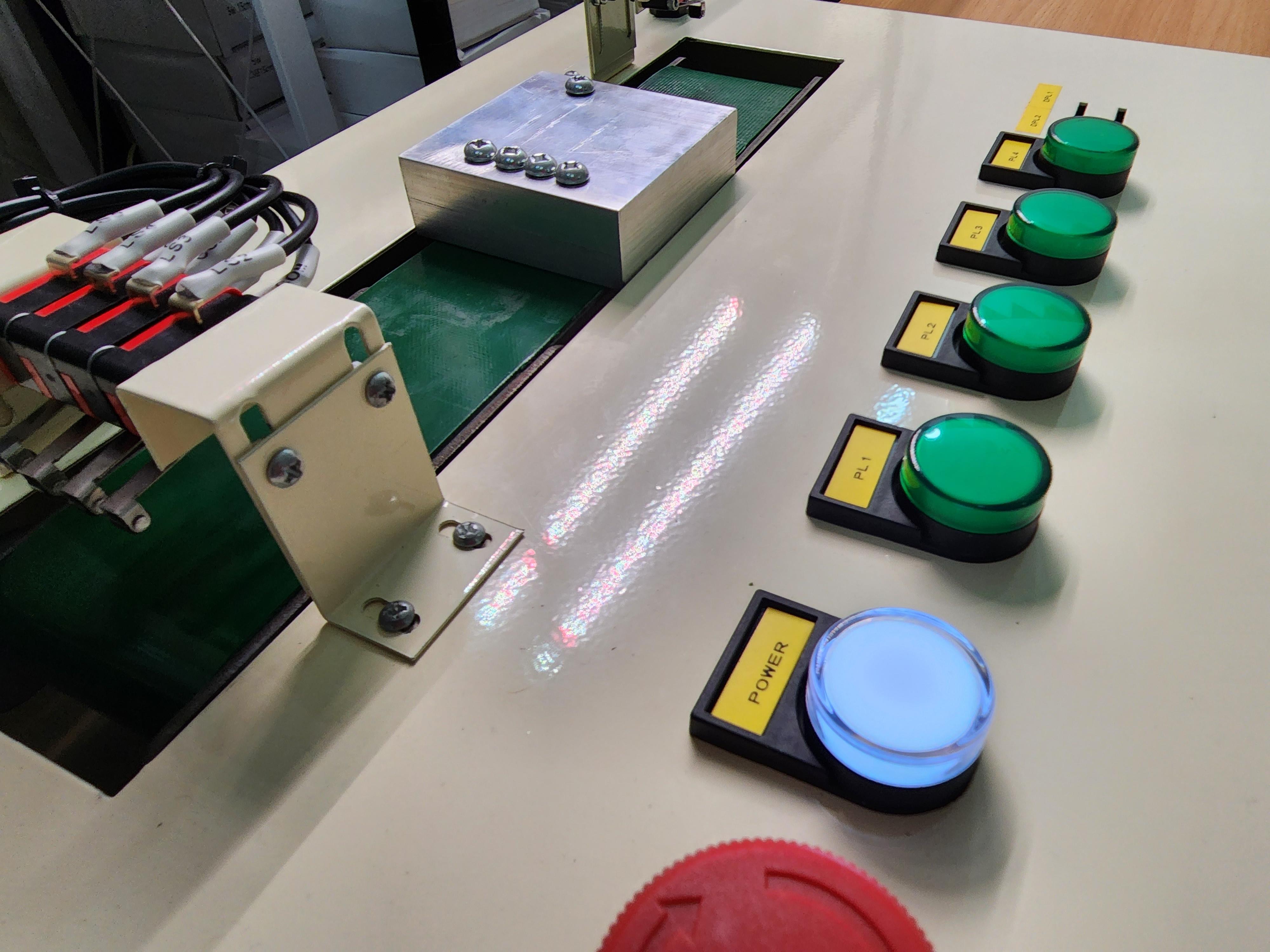 ชุดฝึกอบรม PLC พร้อม ชุด Conveyor สำหรับการจำลองการทำงานเครื่องจักร