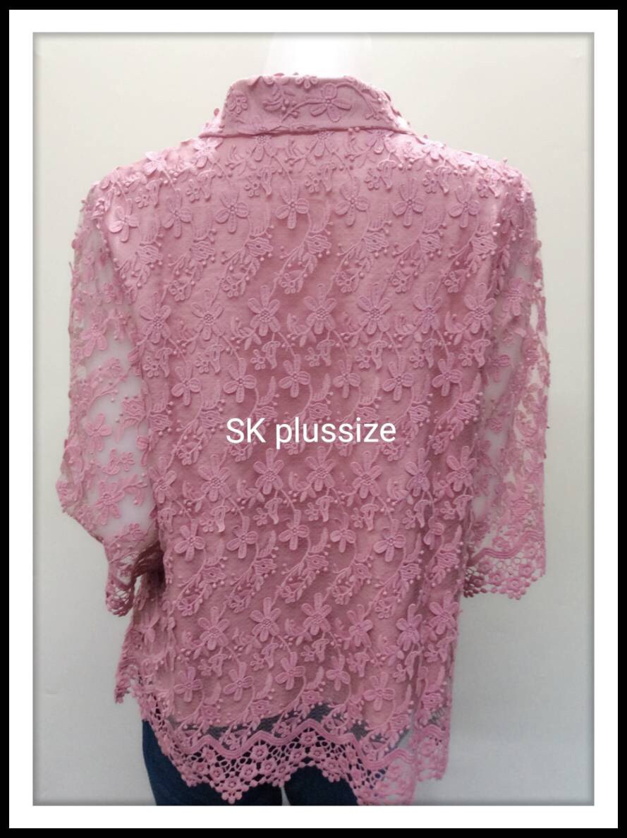 เสื้อเชิ้ตลูกไม้ดอกลอย สีกะปิ รอบอก 44 นิ้ว