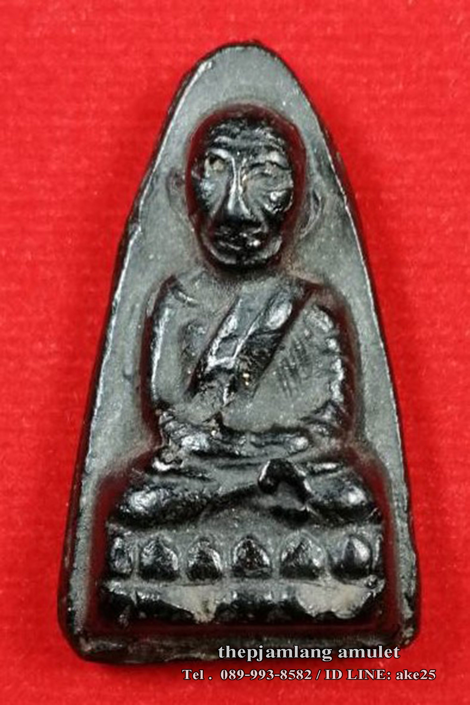 หลวงปู่ทวด หลวงปู่ทาบ วัดกระบกขึ้นผึ้ง ระยอง เนื้อผงดำผสมสีผึ้ง หลังกาบหมาก ปี 2505