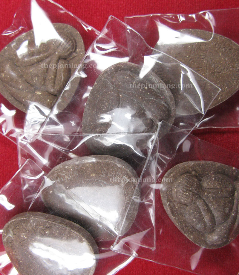 พระปิดตามหาลาภ รุ่นแรก หลวงพ่อสัมฤทธิ์ วัดถ้ำแฝด ท่าม่วง กาญจนบุรี พิมพ์ใหญ่ เนื้อผงแดงแร่โคตรเหล็กไหล ปี 2539