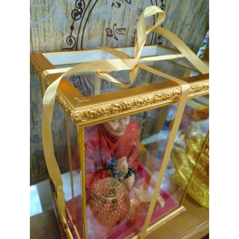 ตู้กระจกพร้อมพระเกจิ ของที่ระลึก ของขวัญ ของมงคล