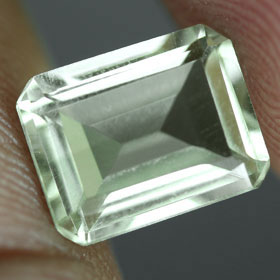 โทปาสพลอยสีเขียวอ่อน (Green Topaz) 2.35 กะรัต