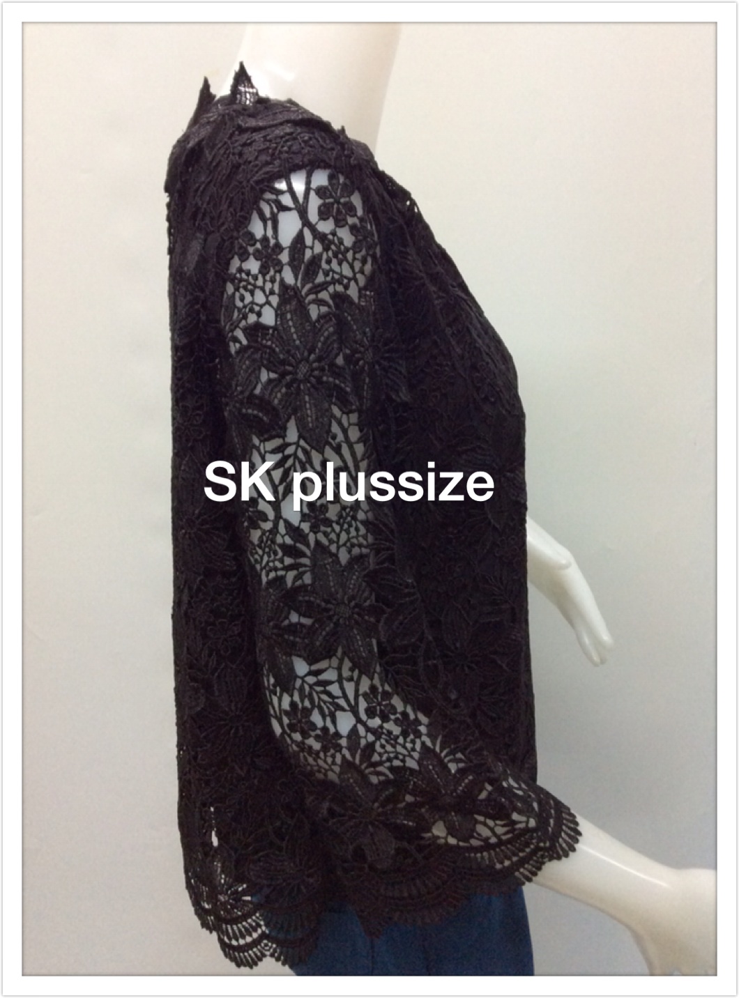 เสื้อลูกไม้ สีดำ คอแต่งช่อดอกไม้ แขน 3 ส่วน รอบอก 40 นิ้ว