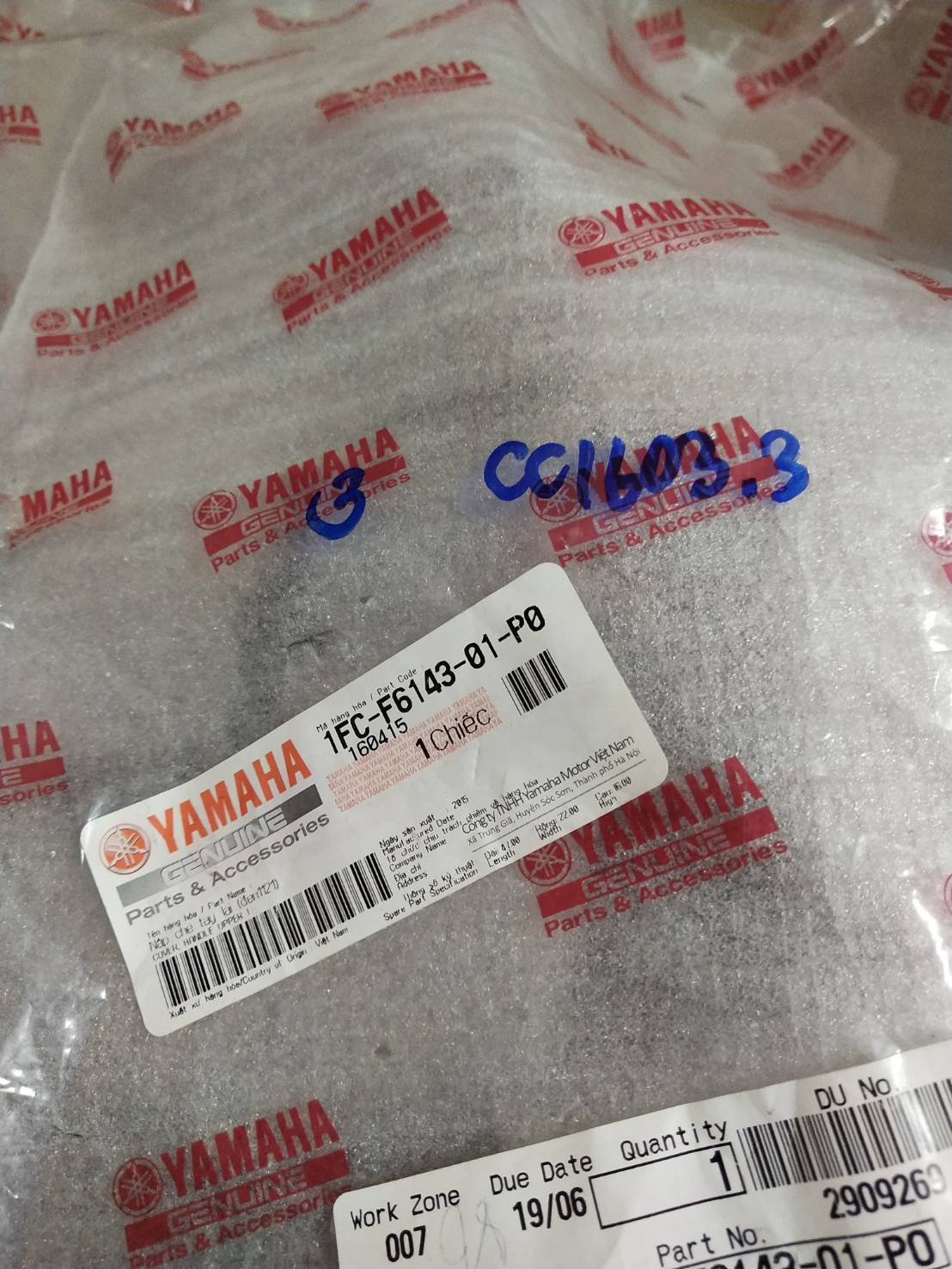 ฝาครอบไฟหน้าสีดำ เดือยล็อคสั้น SPARK115I ปี2014 ดิสค์เบรค/หัวฉีด อะไหล่แท้ YAMAHA 1FC-F6143-01-P0