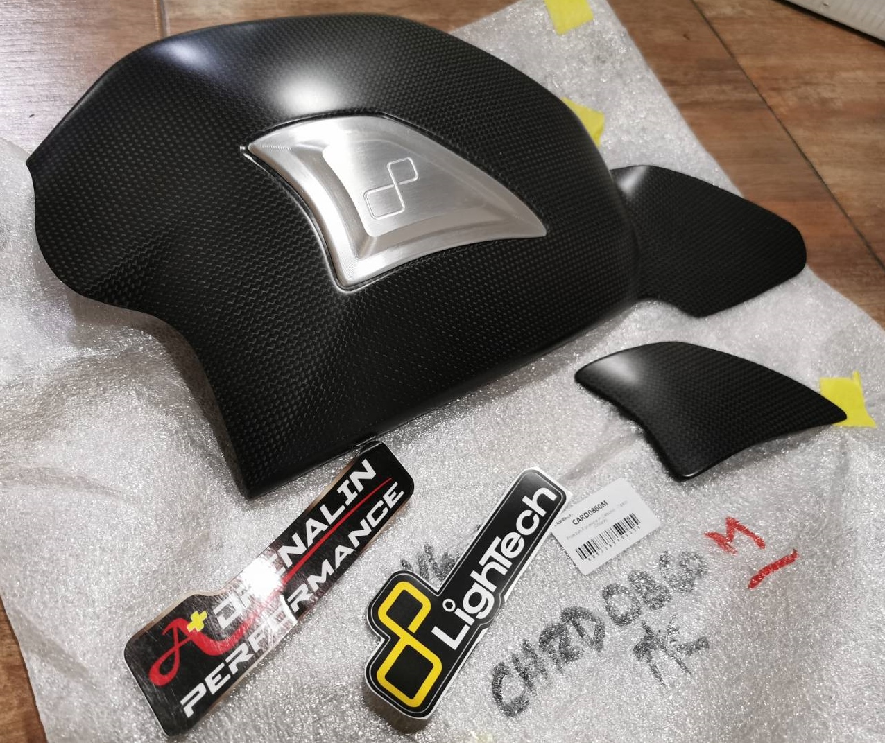 ครอบสวิงอาร์มคาร์บอน lightech พร้อมกันสไลด์อลูมิเนียม สำหรับ Panigale V4 2018+