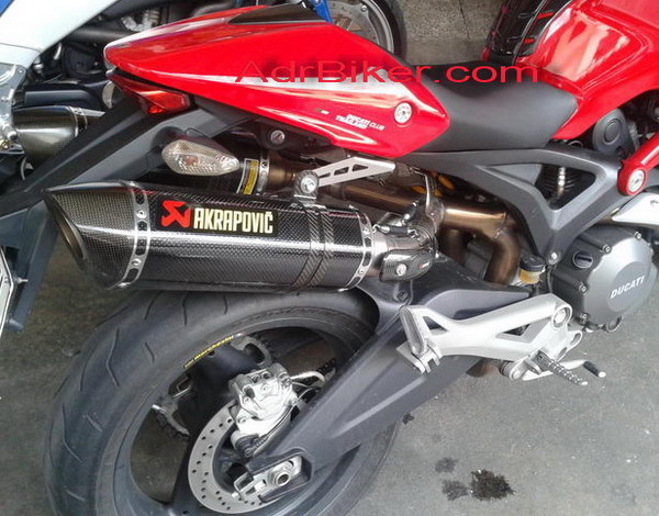 ท่อ Akrapovic Slip on สำหรับ Ducati Monster 696, 796, 1100 (For Exhibition only)