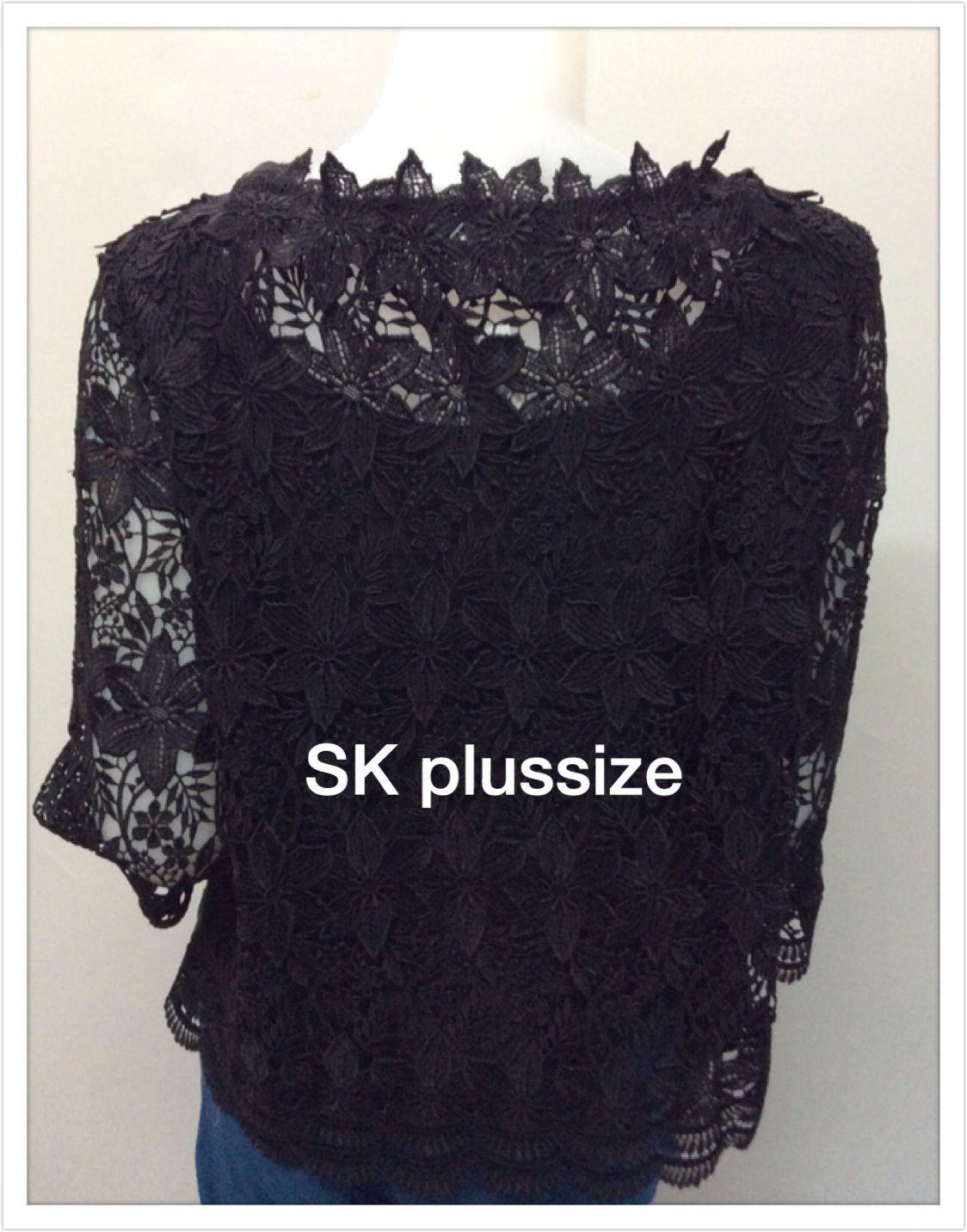 เสื้อลูกไม้ สีดำ คอแต่งช่อดอกไม้ แขน 3 ส่วน รอบอก 40 นิ้ว