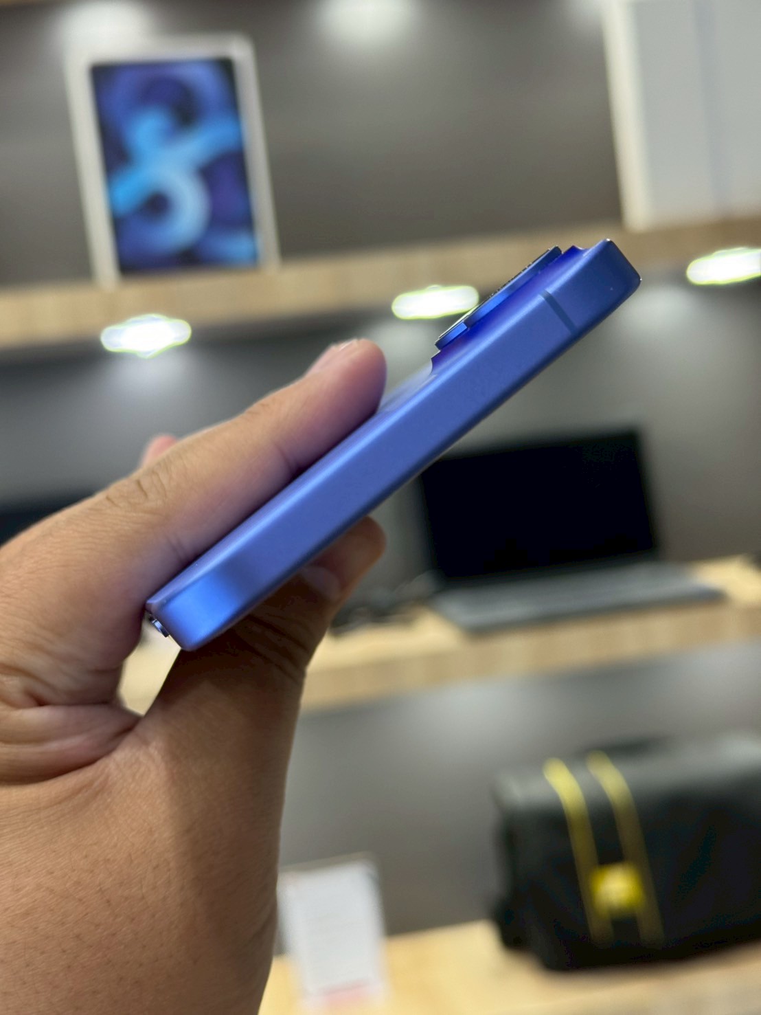 iPhone 16 Plus 128GB Ultramarine