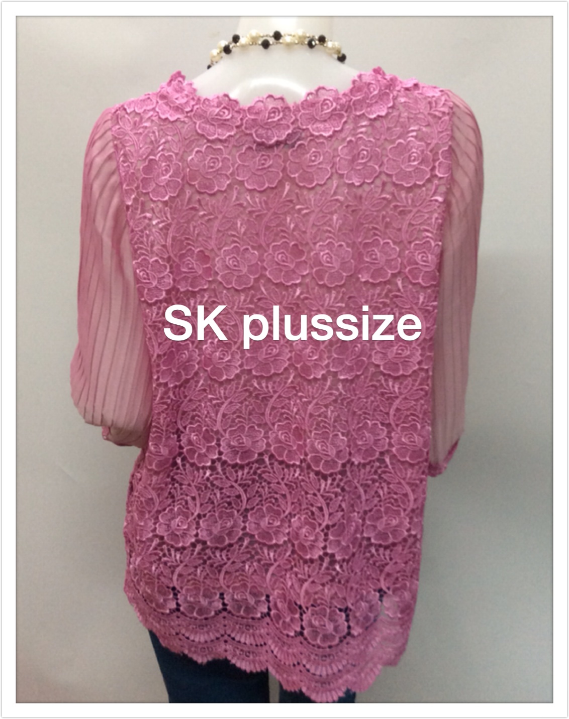 เสื้อลูกไม้ แขนชีฟองอัดพลีท สีชมพูอมม่วง รอบอก 40 นิ้ว