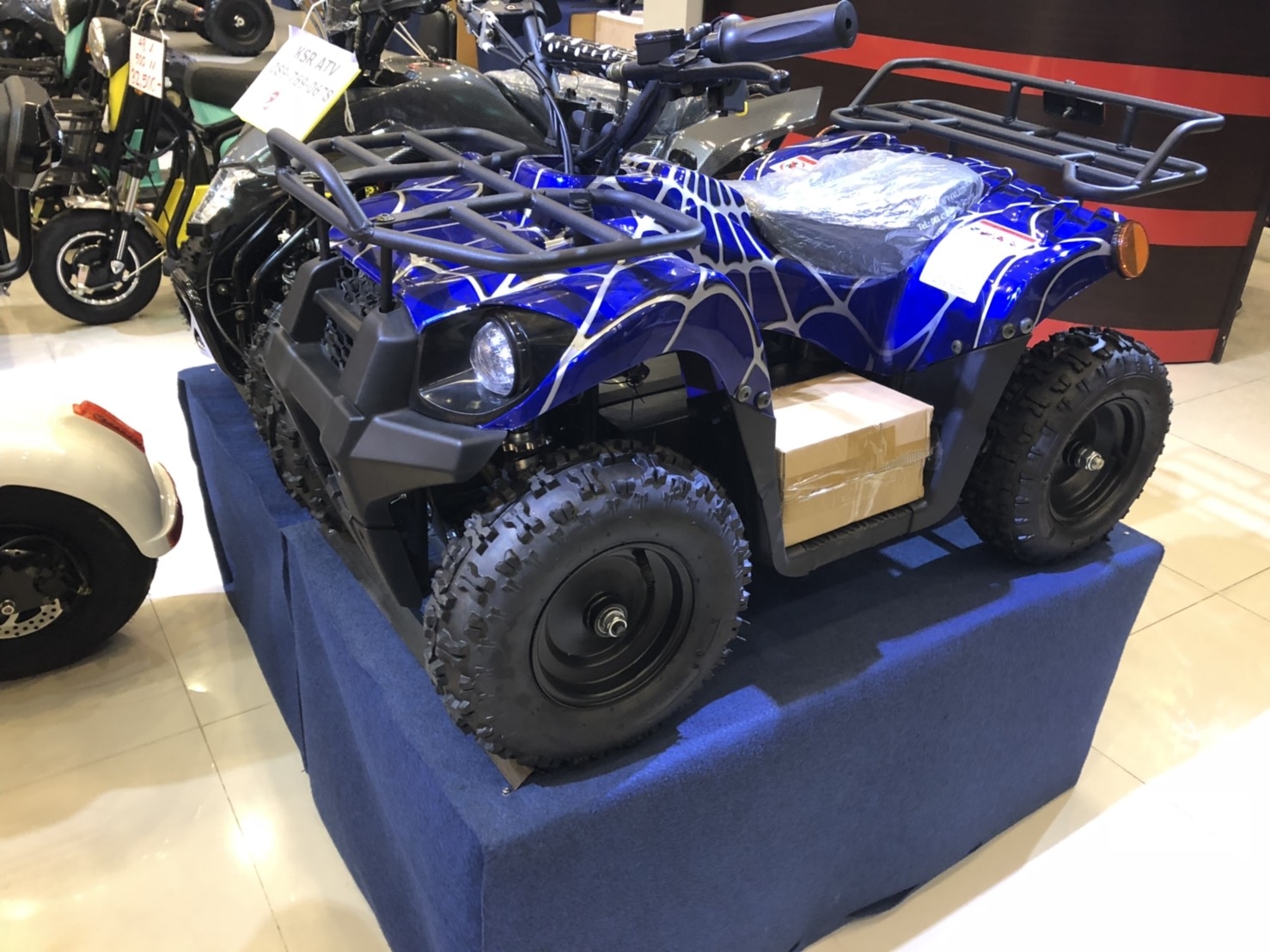 ATV ขับเคลื่อนด้วยระบบมอเตอร์ไฟฟ้า เหมาะสำหรับเด็ก 4 ขวบขึ้นไปเงียบและปรอทภัยแบตชาร์ทกับไฟบ้านได้ สินค้าจากโรงงานมาตราฐานอะไหล่มีเปลี่ยนทุกชิ้น