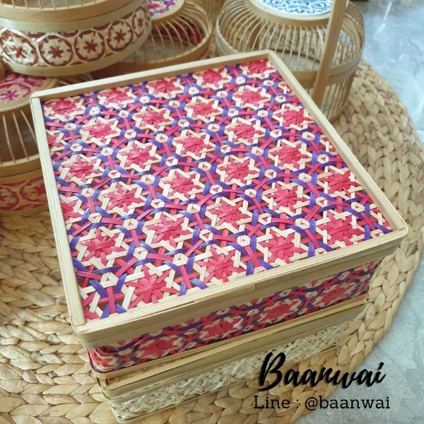 กล่องชะลอม ลายพิกุล ทรงเหลี่ยม ขนาด 10*10*3 นิ้ว (สีธรรมชาติ)