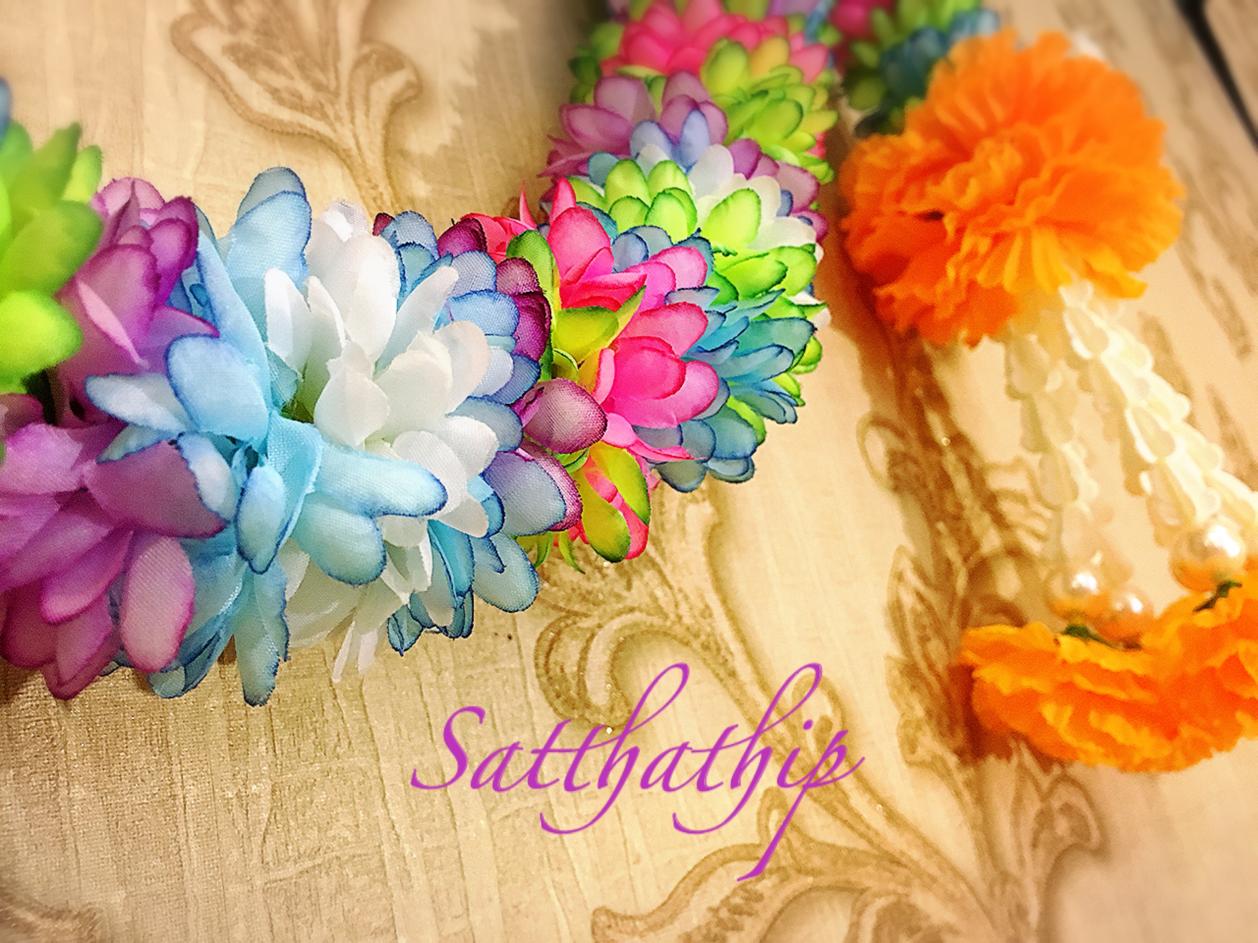 พวงมาลัยผ้า - พวงมาลัยสองชาย - พวงมาลัยดอกมัมประดิษฐ์ - พวงมาลัยถวายศาลพระภูมิ - Fabric garland *ขนาด เส้นผ่าศูนย์กลางดอก 2.5 นิ้ว