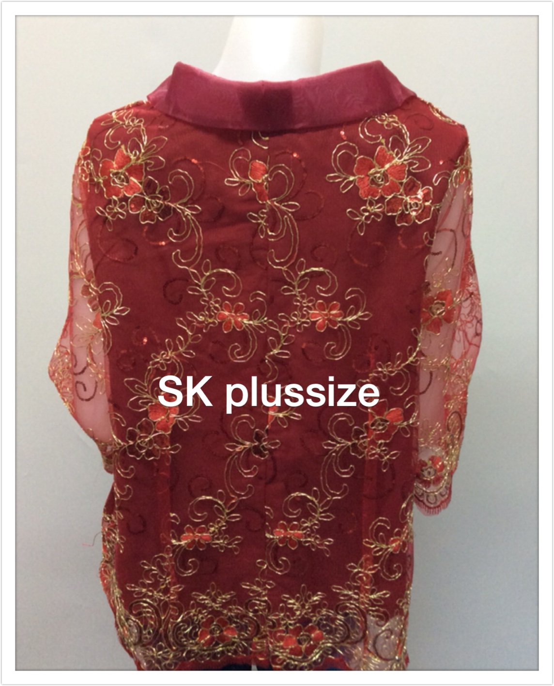 เสื้อลูกไม้บุหงาผ้าเลื่อม สีแดง ปกผ้าแก้วพร้อมเข็มกลัด รอบอก 48 นิ้ว