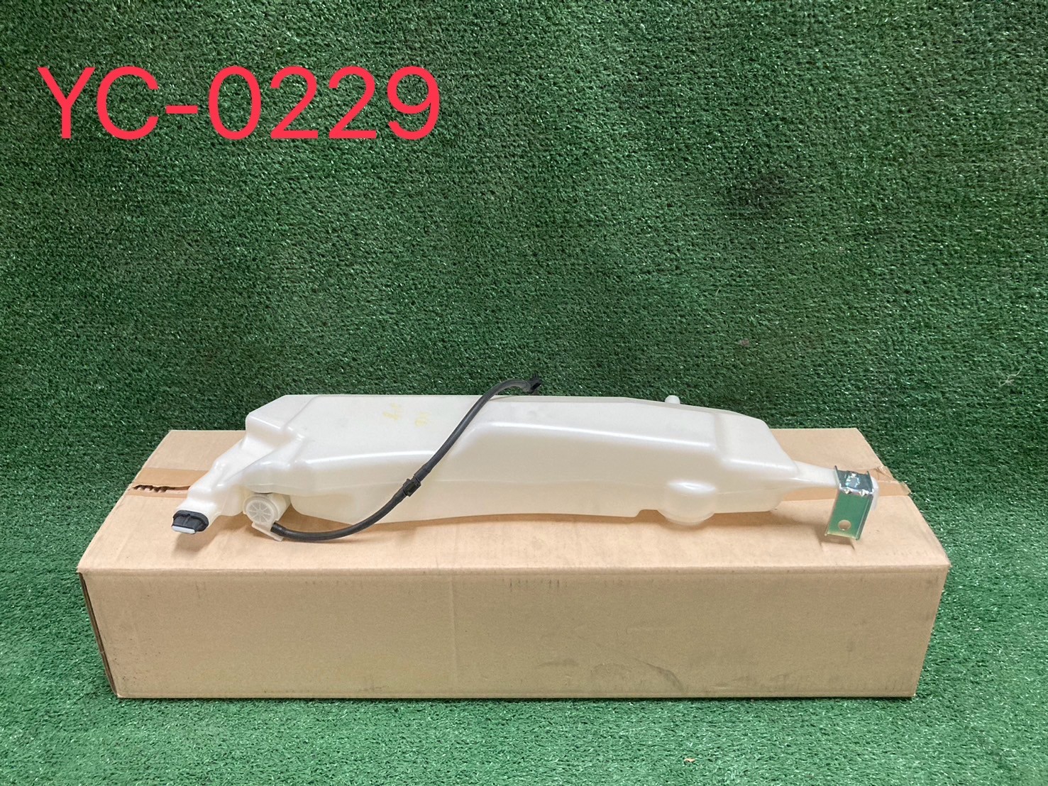 กระปุกฉีดน้ำกระจก Isuzu D-max แท้ศูนย์