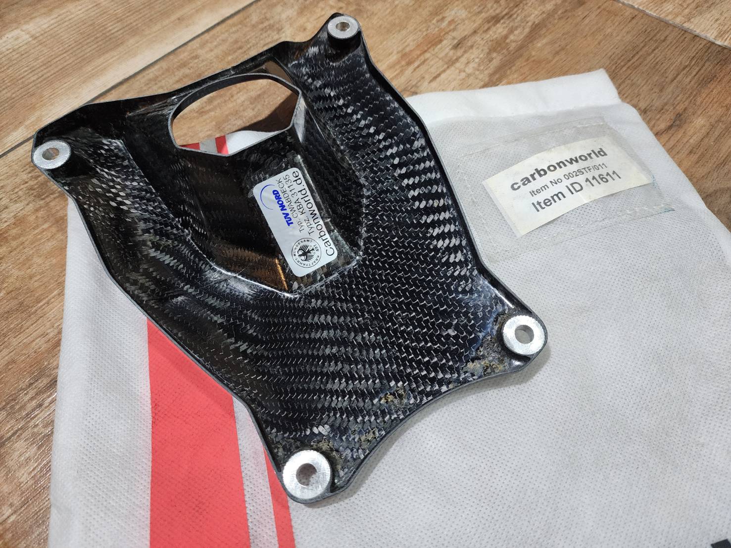 ครอบช่องกุญแจคาร์บอน Carbon world สำหรับ Street Fighter