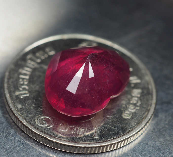 พลอยทับทิม (Ruby) 6.50 กะรัตสีชมพูอมแดง