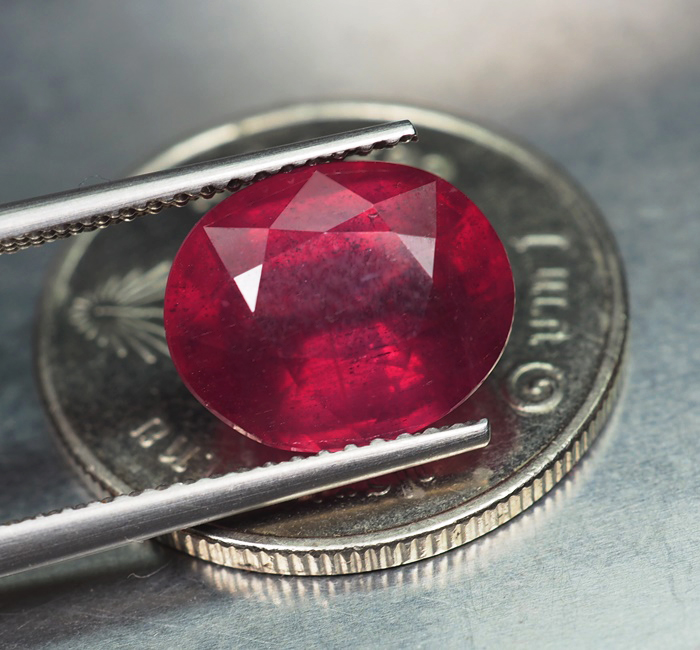 พลอยทับทิม (Ruby) 5.60 กะรัตสีแดงม่วง