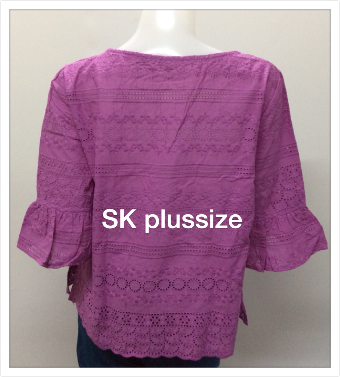 เสื้อคอตตอนฉลุ สีม่วง คอปาด แขนต่อระบาย รอบอก 44 นิ้ว