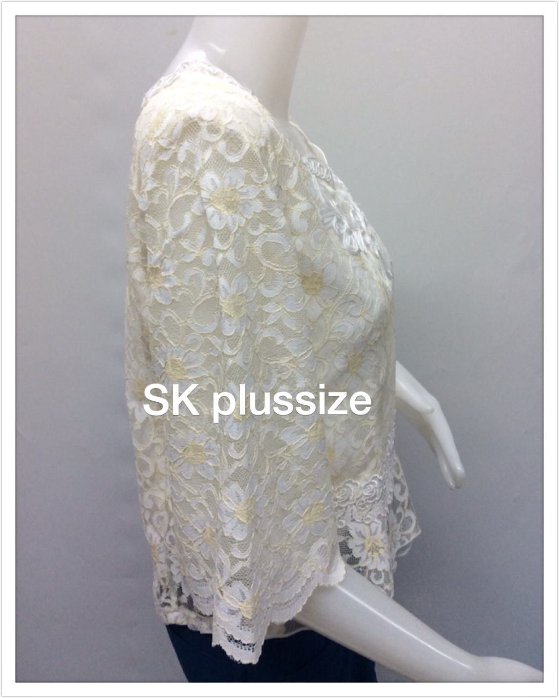 เสื้อลูกไม้ สีครีมทูโทน ชายระบาย รอบอก 35 นิ้ว