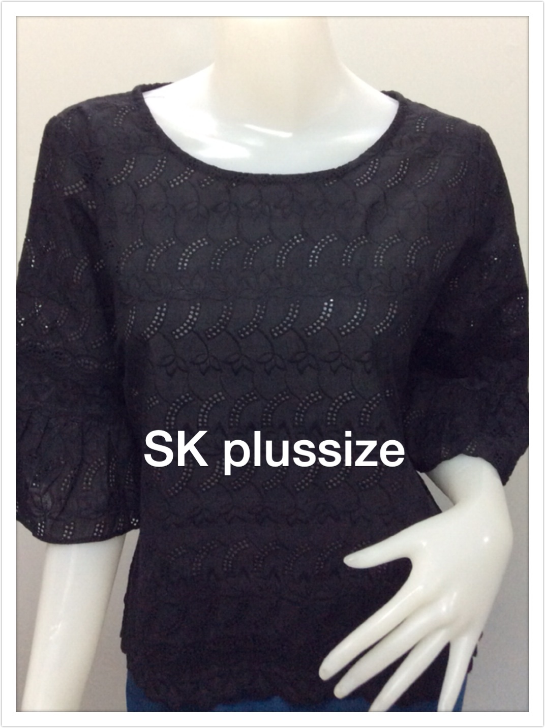 เสื้อคอตตอนฉลุ สีดำ คอปาด แขนต่อระบาย รอบอก 44 นิ้ว