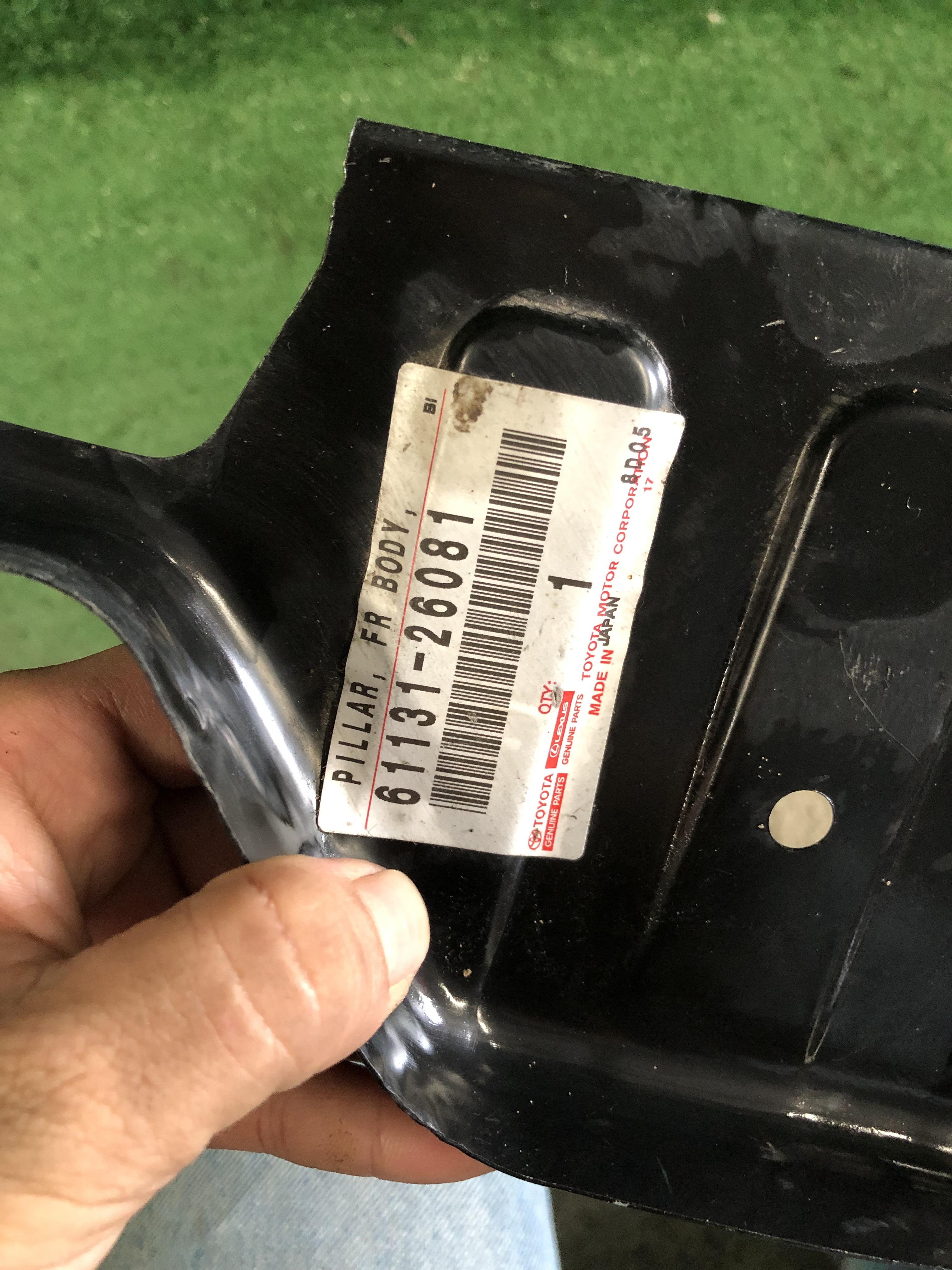 เสาเก๋งกระจกบังลมหน้าตัวนอกบน Toyota Commuter