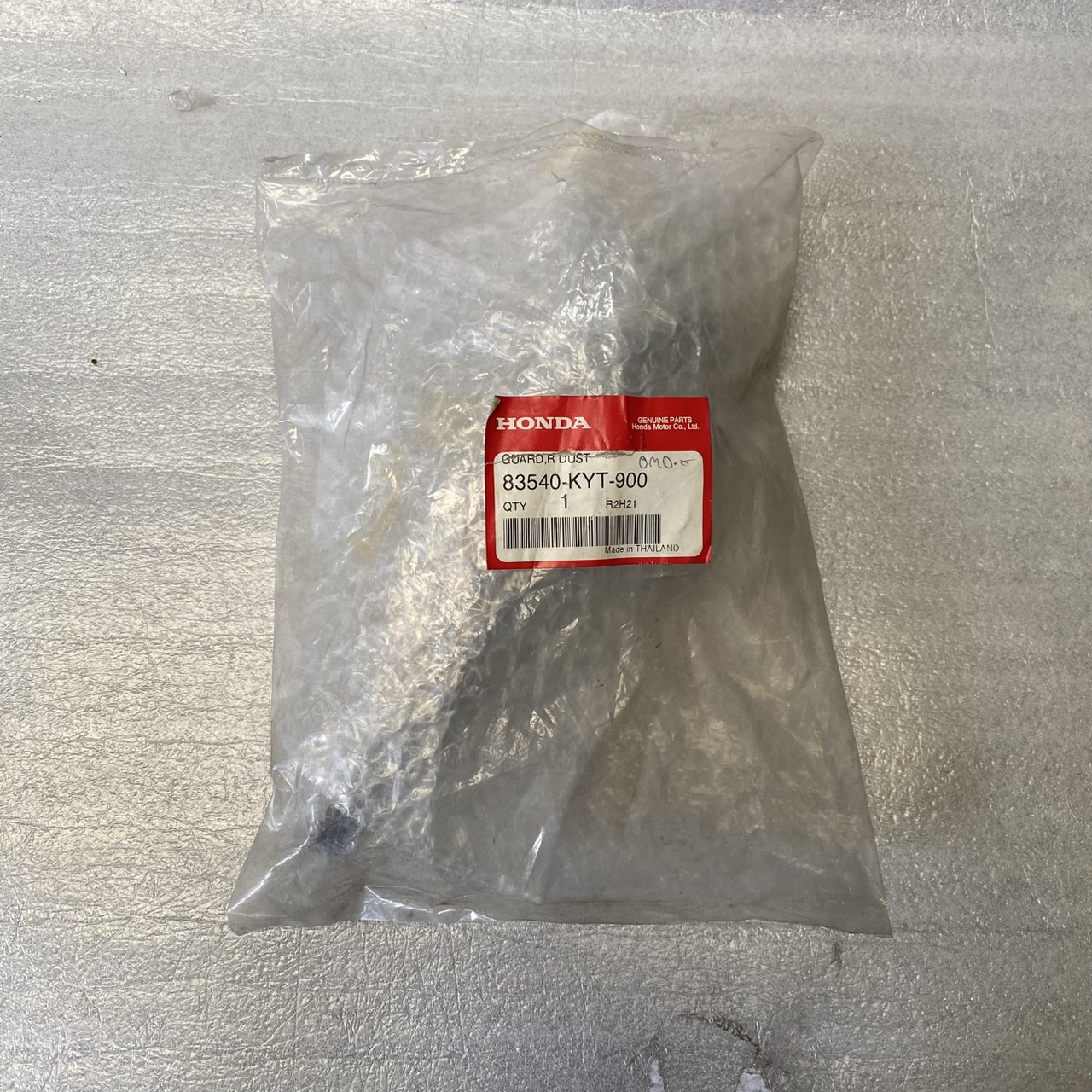 83540-KYT-900 แผ่นปิดกันฝุ่นด้านขวา SCOOPY-i 2010 อะไหล่แท้ HONDA