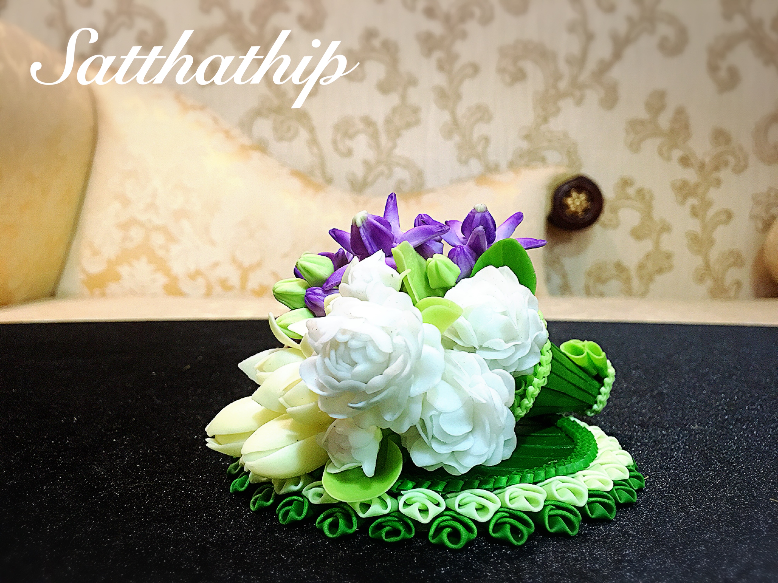 ชุดกรวยดอกมะลิผสม/ดอกไม้มงคล บนถาดใบตอง ประดิษฐ์จากดิน