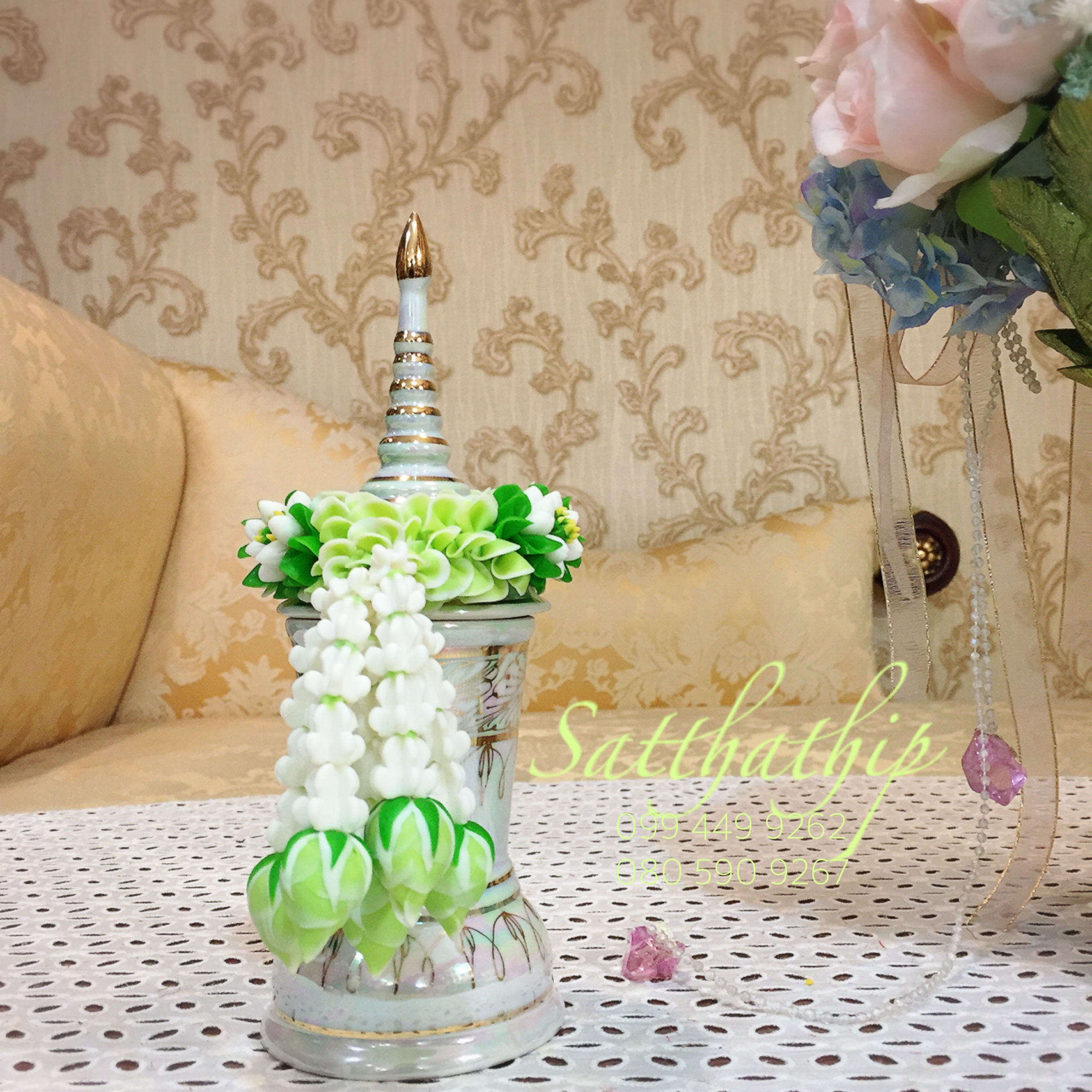 โกศอัฐิเซรามิก เคลือบมุก พร้อมพวงมาลัย ประดิษฐ์จากดิน