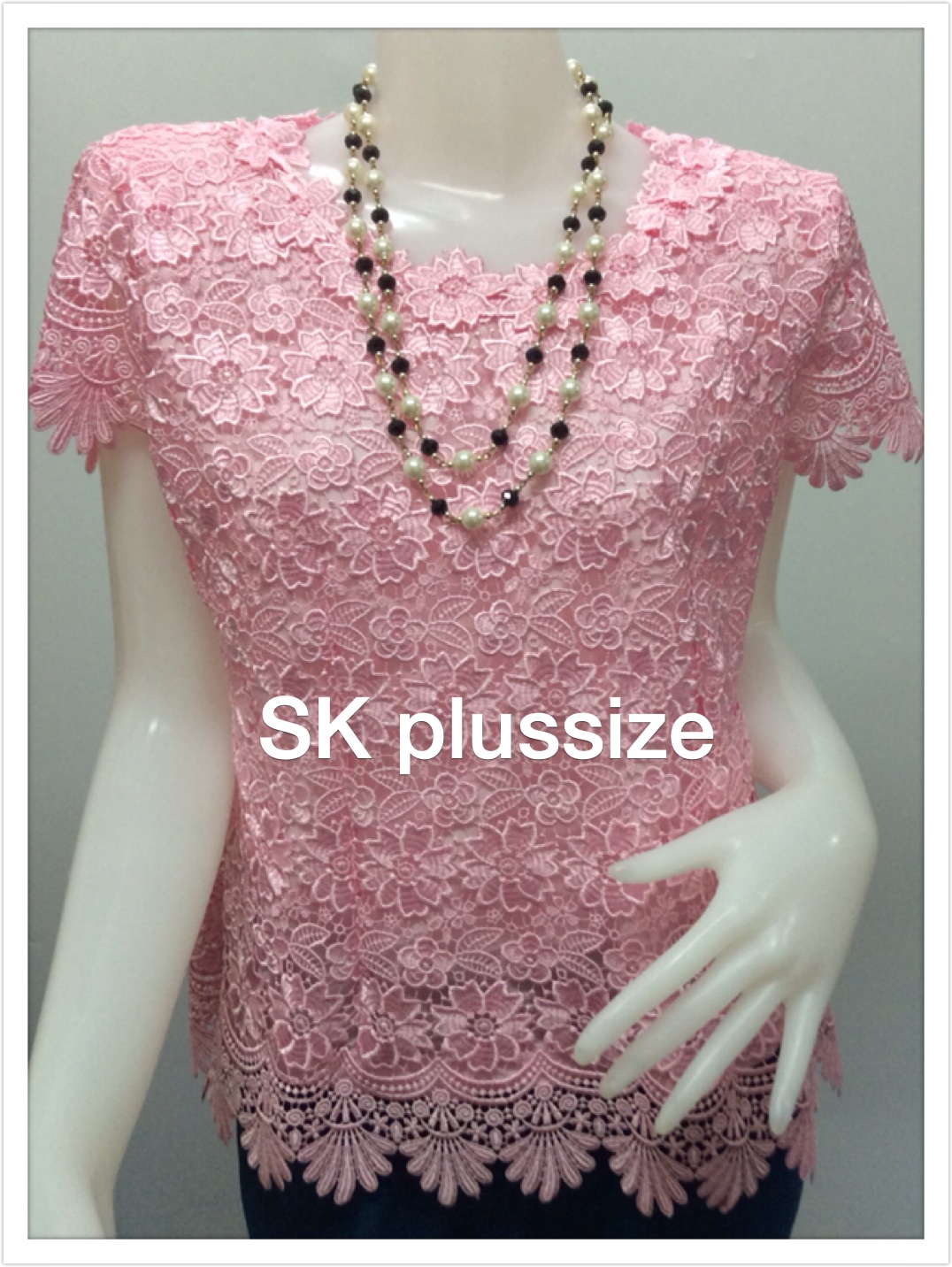 เสื้อลูกไม้ สีชมพู แขนสั้น รอบอก 44 นิ้ว