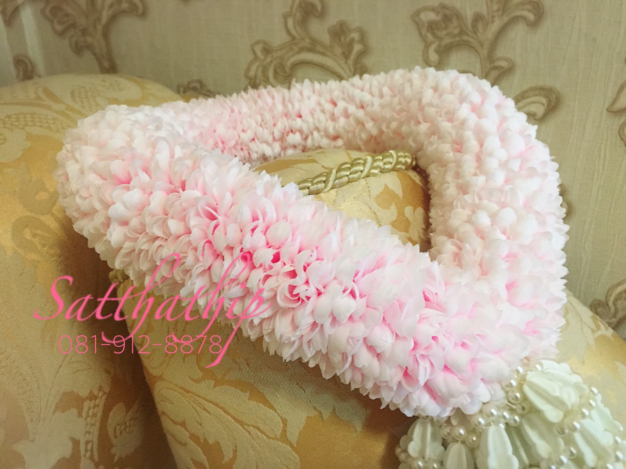 พวงมาลัยผ้า ดอกมัม (ร้อยด้วยกลีบ) สีชมพูอ่อน (เพิ่มลักษณะพิเศษด้วยชายดอกไม้มุกพลาสติก) - พวงมาลัยผ้า - Fabric garland