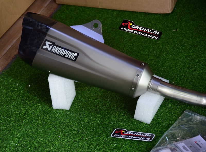 ท่อ Akrapovic full ไทเทเนียม สำหรับ Tmax 530 560 2017+ ปลายสองรู (For Exhibition only)