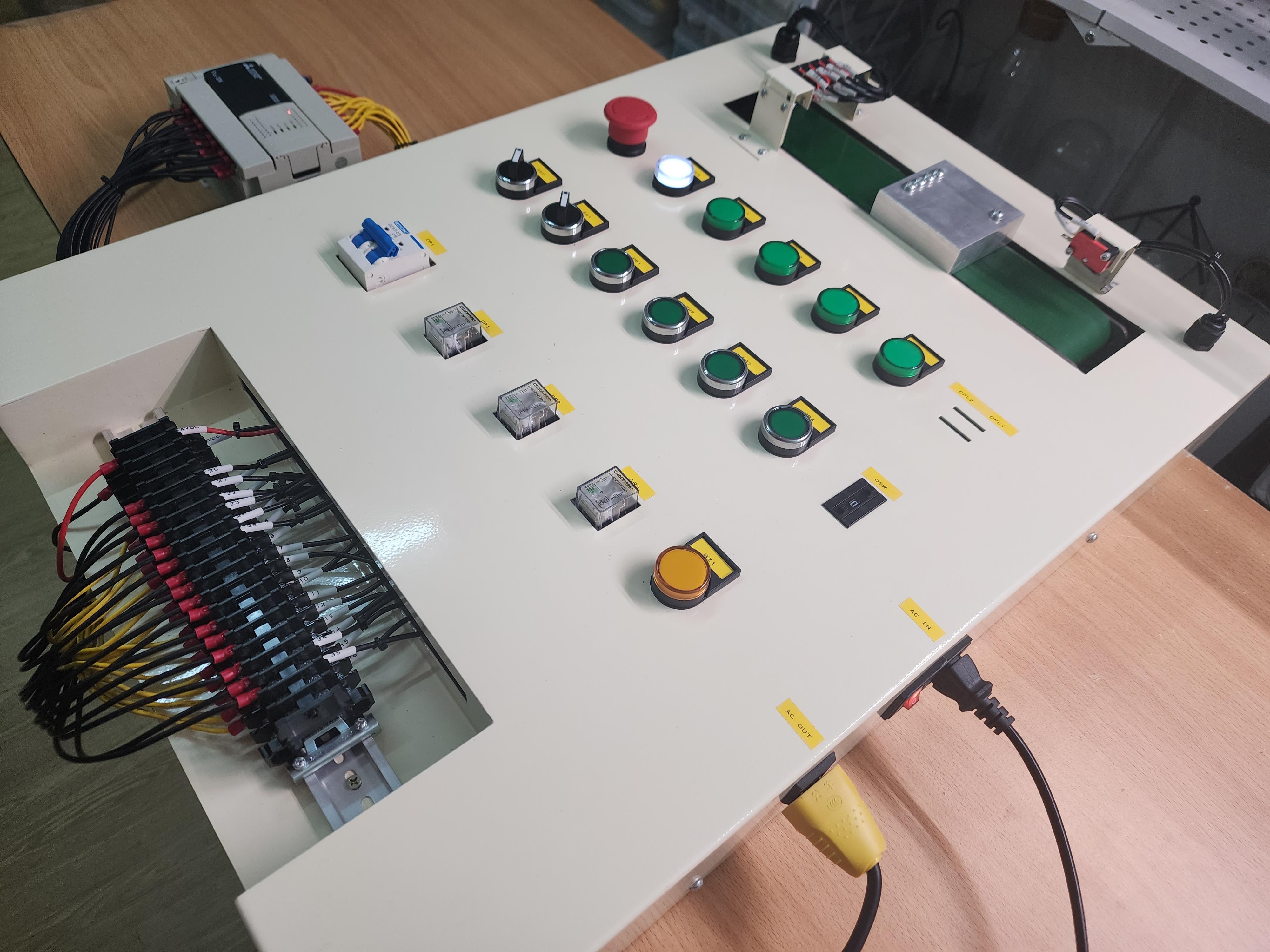 ชุดฝึกอบรม PLC พร้อม ชุด Conveyor สำหรับการจำลองการทำงานเครื่องจักร