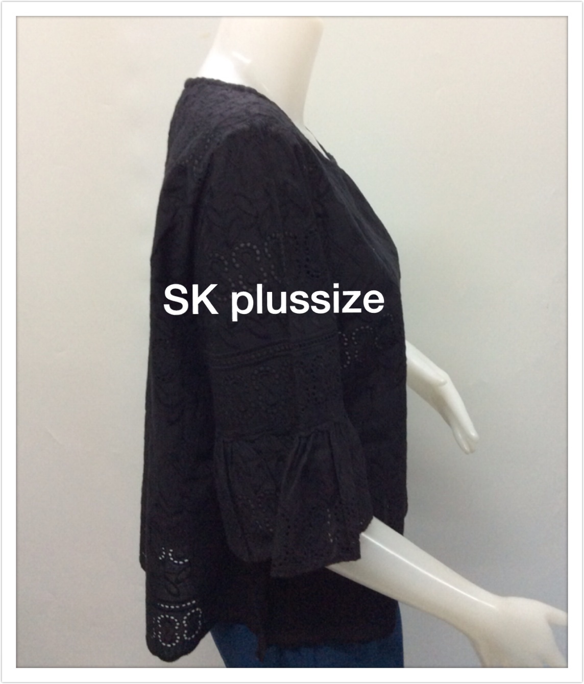 เสื้อคอตตอนฉลุ สีดำ คอปาด แขนต่อระบาย รอบอก 46 นิ้ว