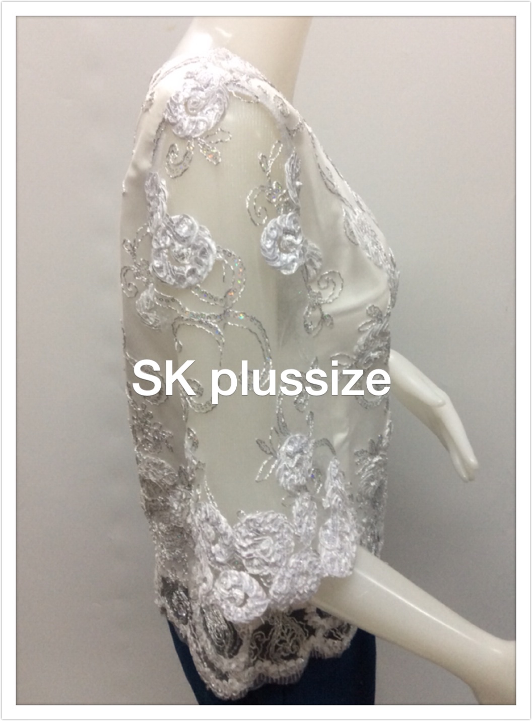 เสื้อลูกไม้บุหงา สีขาว คอปาด แขน 3 ส่วน รอบอก 36 นิ้ว