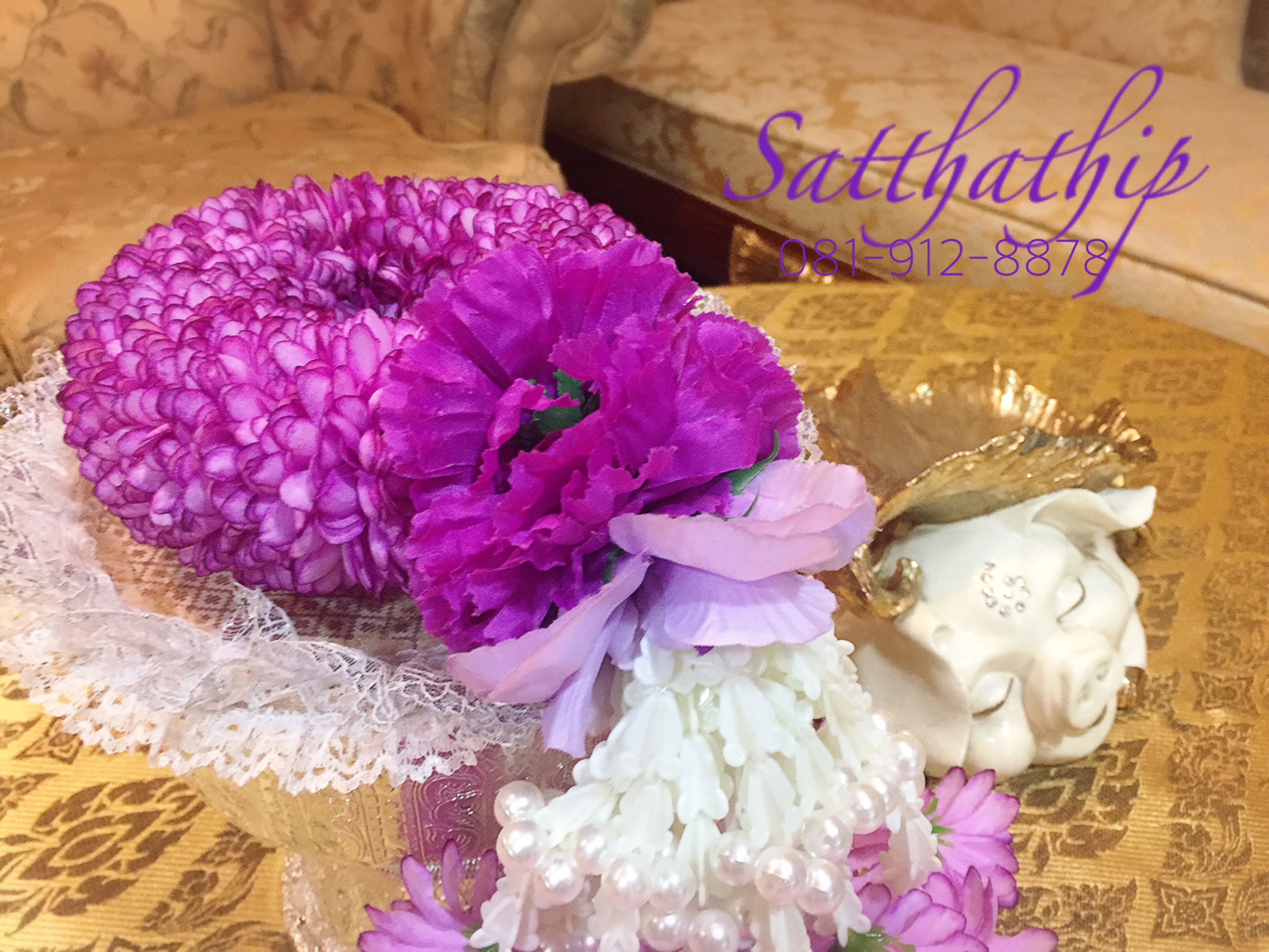 พวงมาลัยผ้า ดอกมัม (ร้อยด้วยกลีบ) สีม่วง (เพิ่มลักษณะพิเศษด้วยชายดอกไม้มุกพลาสติก) - พวงมาลัยผ้า - Fabric garland