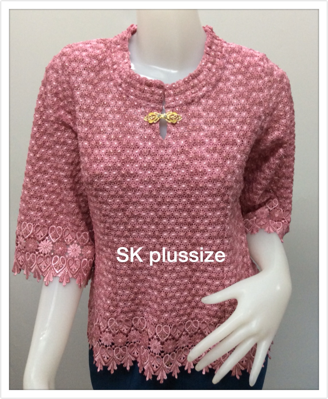 เสื้อลูกไม้ดิ้นสวิส ลายดอกพิกุล คอจีน สีกะปิ รอบอก 44 นิ้ว