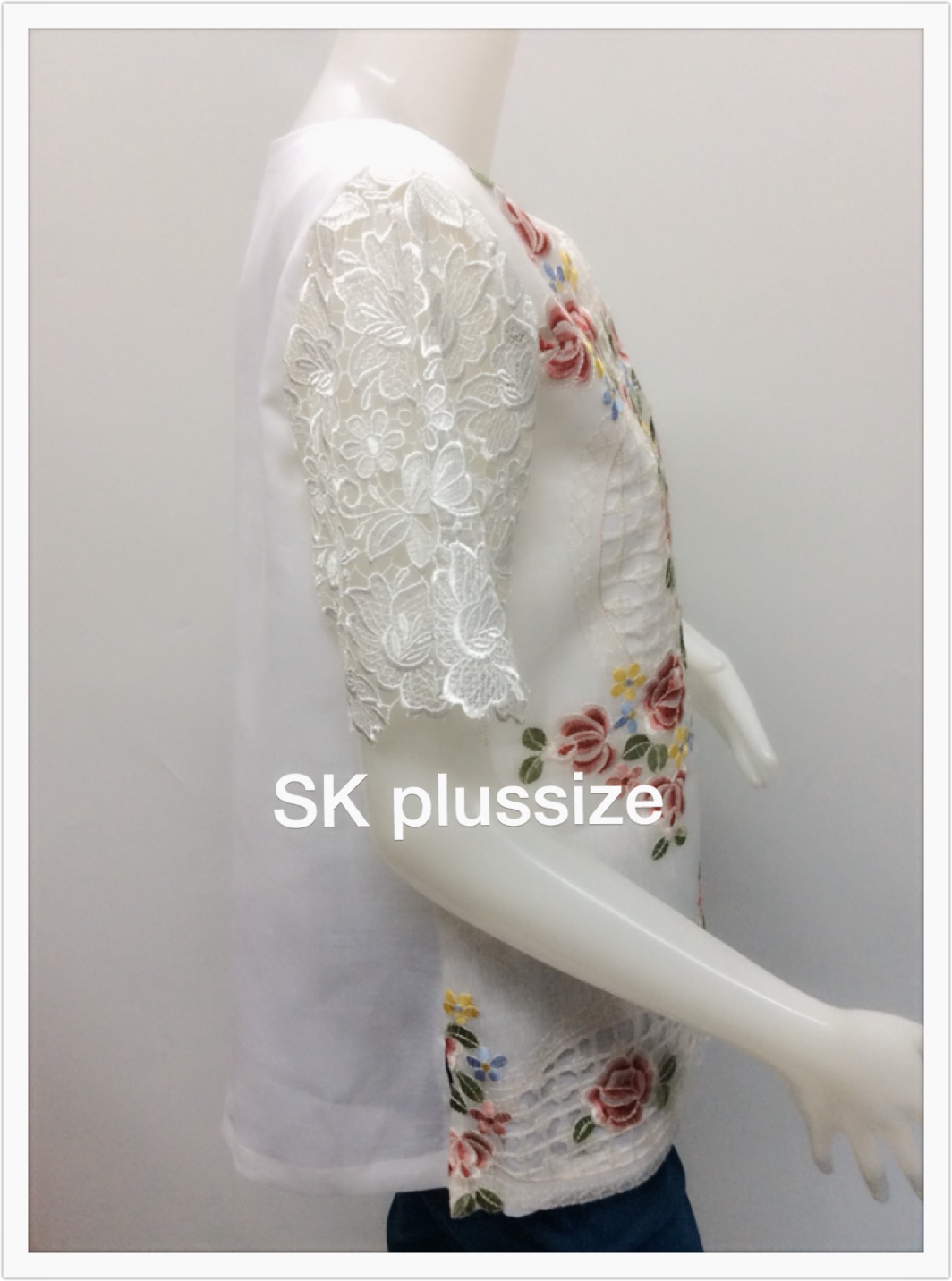 เสื้อลินิน คอปาด แต่งผ้าแก้วปักฉลุ แขนลูกไม้ สีขาว รอบอก 46 นิ้ว