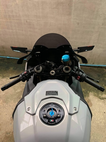 กระจกข้าง Rizoma รุ่น stealth ทำหน้าที่เป็นเหมือนสปอยเลอร์ สร้างแรงกด downforce สำหรับ S1000RR 2020+