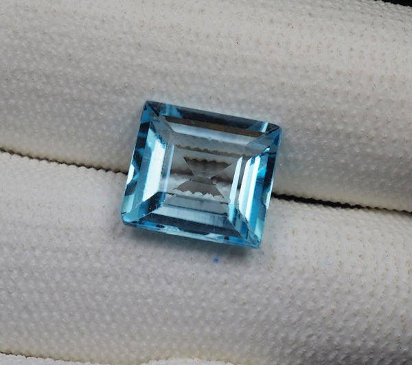 พลอยโทแพซสีฟ้า (Sky Blue Topaz) 7.45 กะรัต VVS