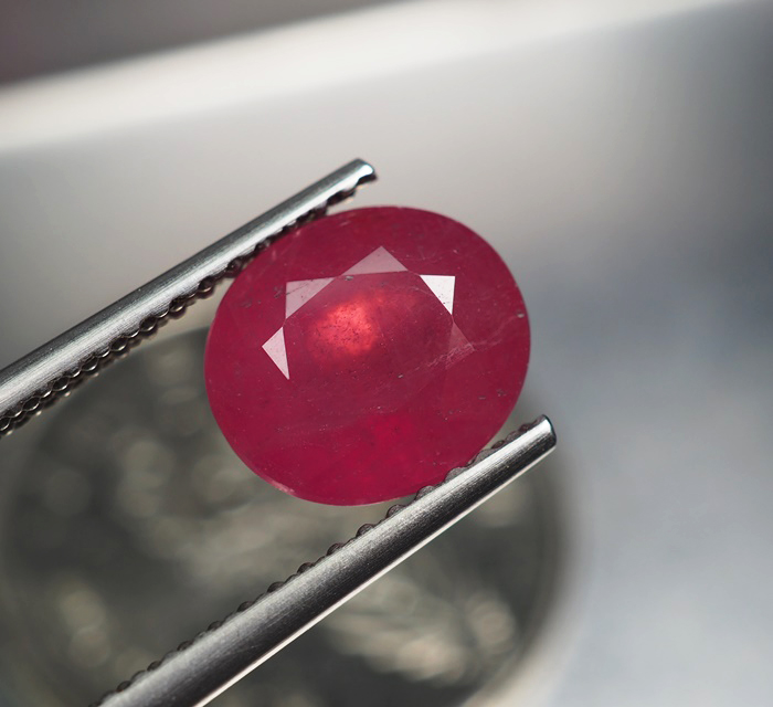 พลอยทับทิม (Ruby) 2.75 กะรัตสีแดงกึ่งทึบ