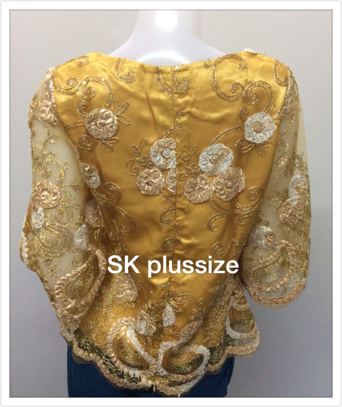 เสื้อลูกไม้บุหงา สีทอง คอปาด แขน 3 ส่วน รอบอก 36 นิ้ว