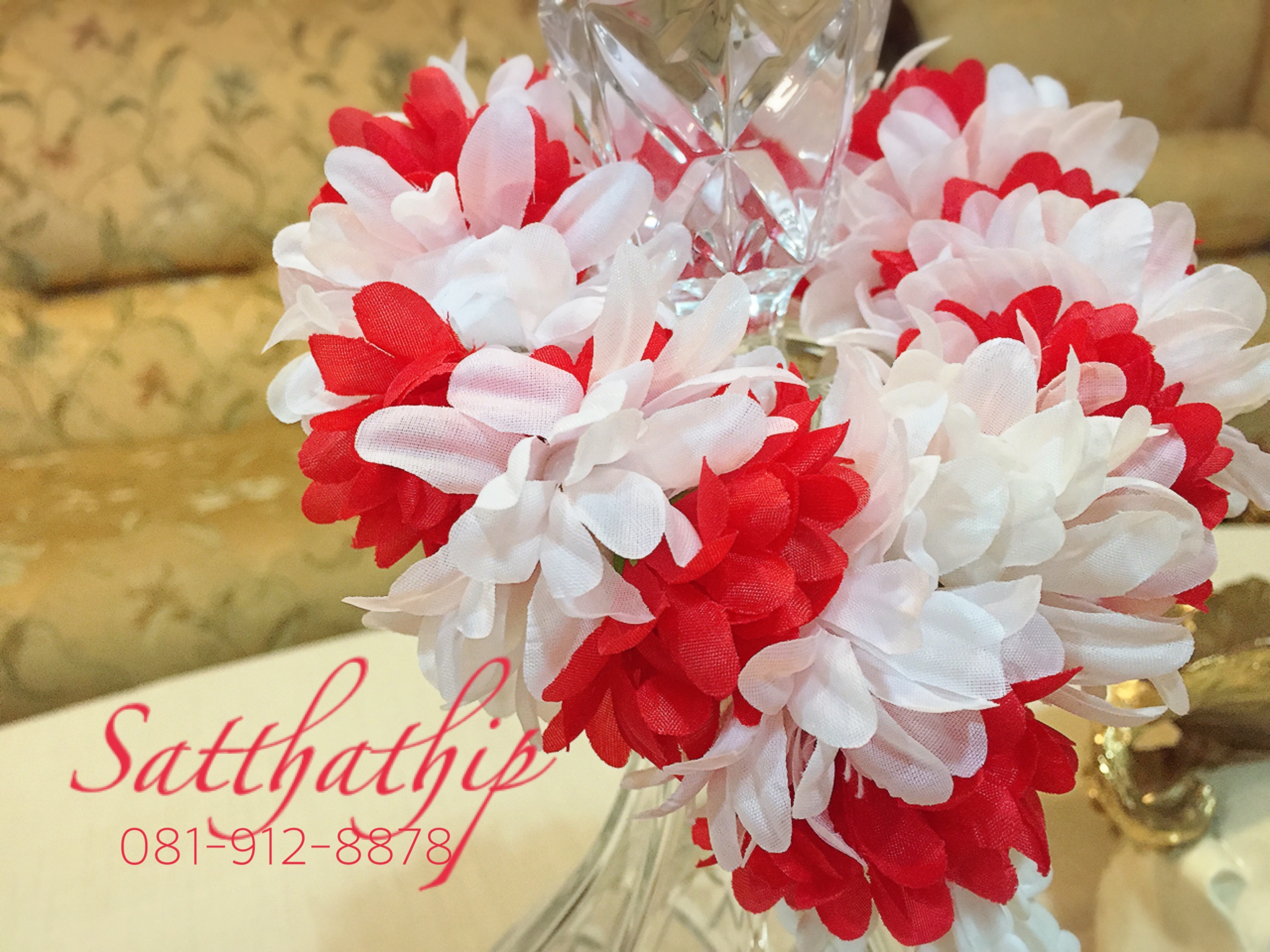 พวงมาลัยผ้า ดอกมัม สีขาว,แดง (สีประจำวันอาทิตย์) - พวงมาลัยผ้า ประจำวันอาทิตย์ - Fabric garland