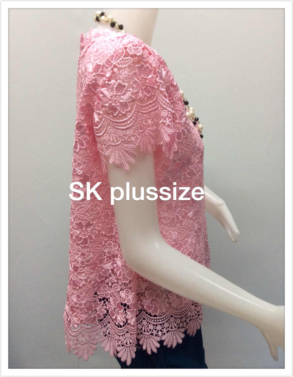 เสื้อลูกไม้ สีชมพู แขนสั้น รอบอก 44 นิ้ว