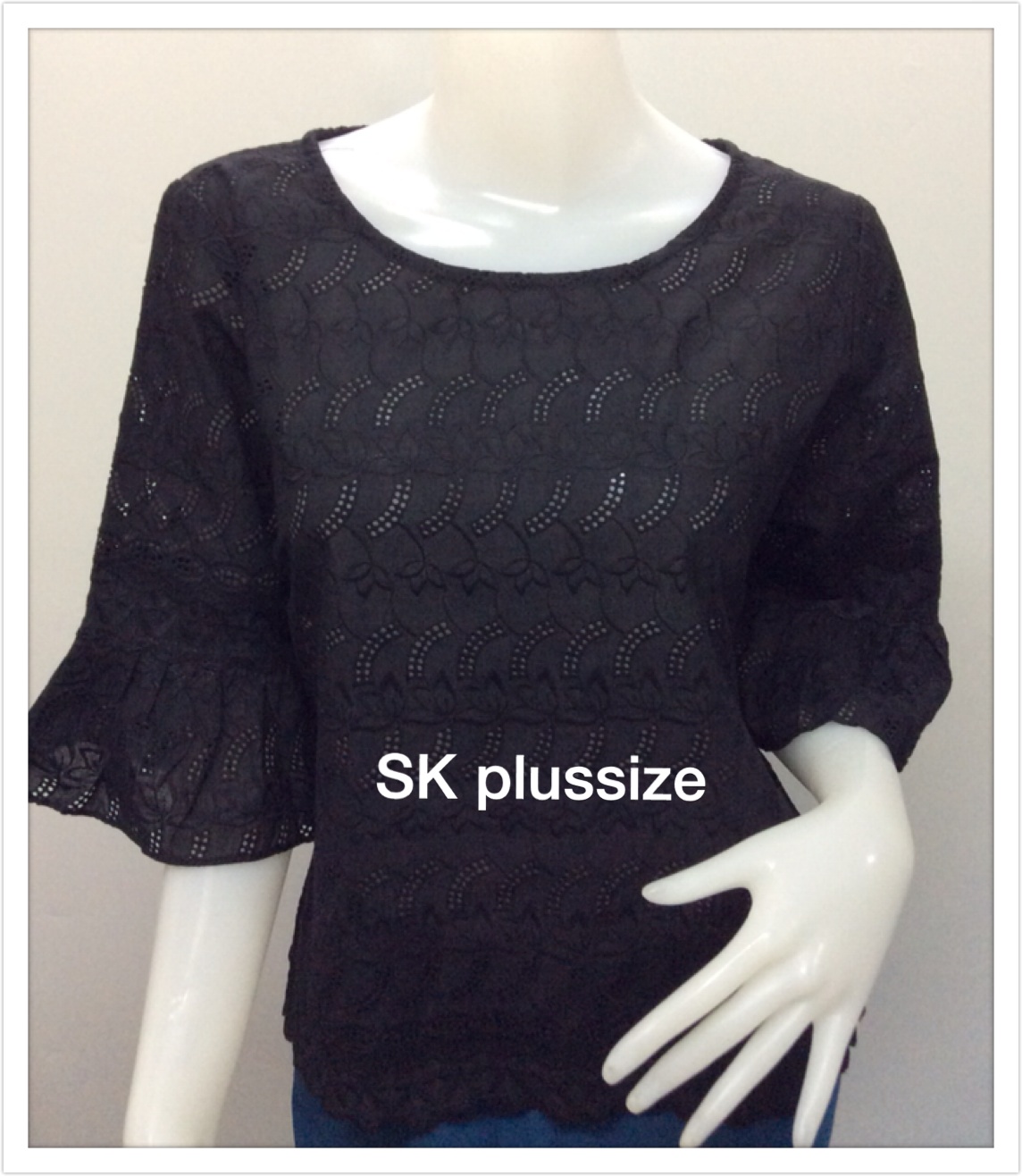 เสื้อคอตตอนฉลุ สีดำ คอปาด แขนต่อระบาย รอบอก 44 นิ้ว