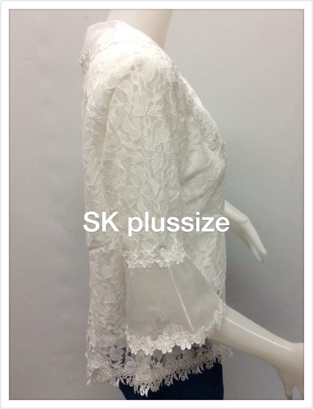 เสื้อลูกไม้ สีขาว ปกผ้าแก้ว รอบอก 36 นิ้ว