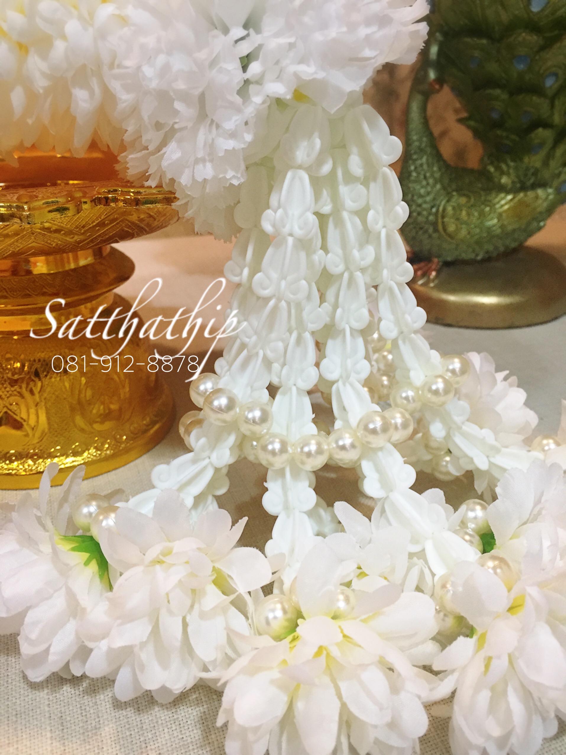 พวงมาลัยผ้า ดอกมัม (ร้อยด้วยกลีบ) สีขาว (เพิ่มลักษณะพิเศษด้วยชายดอกไม้มุกพลาสติก) - พวงมาลัยผ้า - Fabric garland