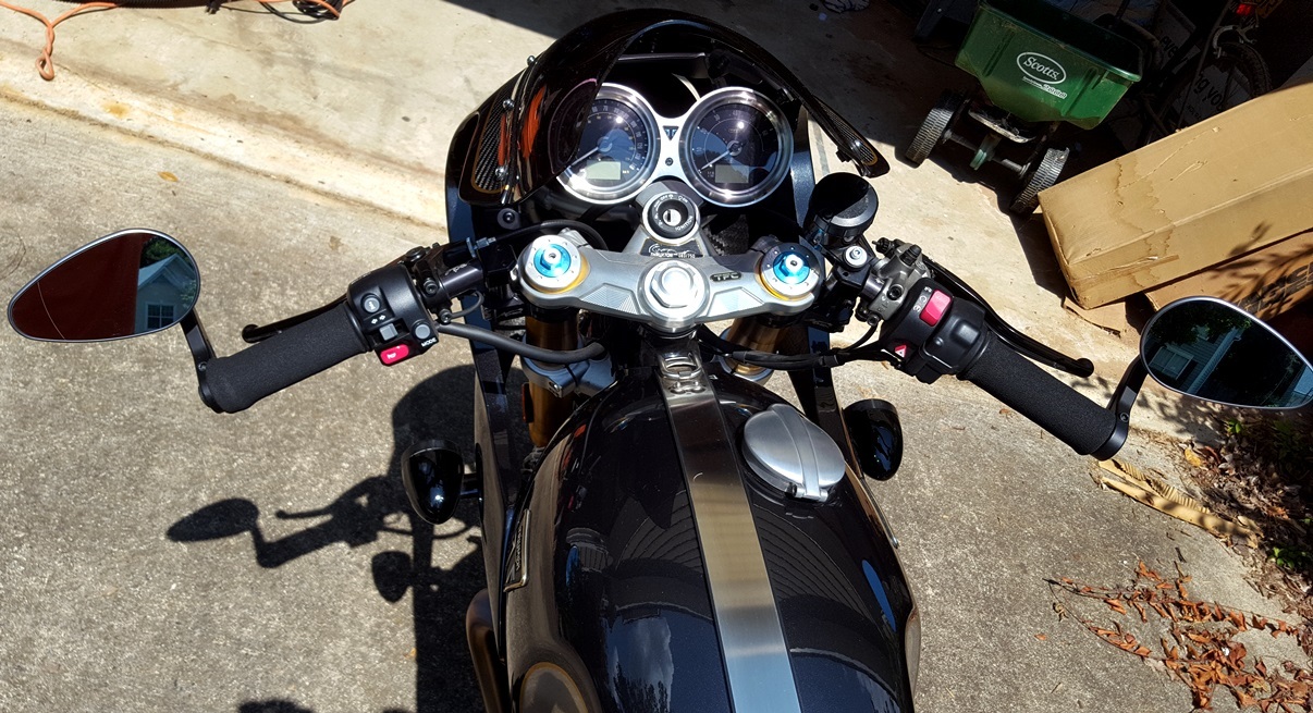 กระจกปลายแฮนด์ รุ่น Reverse Radial ติดตั้งปลายแฮนด์ จาก Rizoma ราคาข้างละ มาพร้อมตุ้มปลายแฮนด์